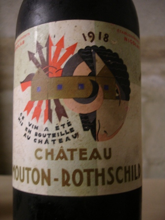 Etiquetas inovadoras de Mouton-Rotchschild con la primera del grafista Jean Carlu en 1918. Dali, Miro, Picasso, Moore o Poliakoff fueron otros artistas que colaboraron con la marca