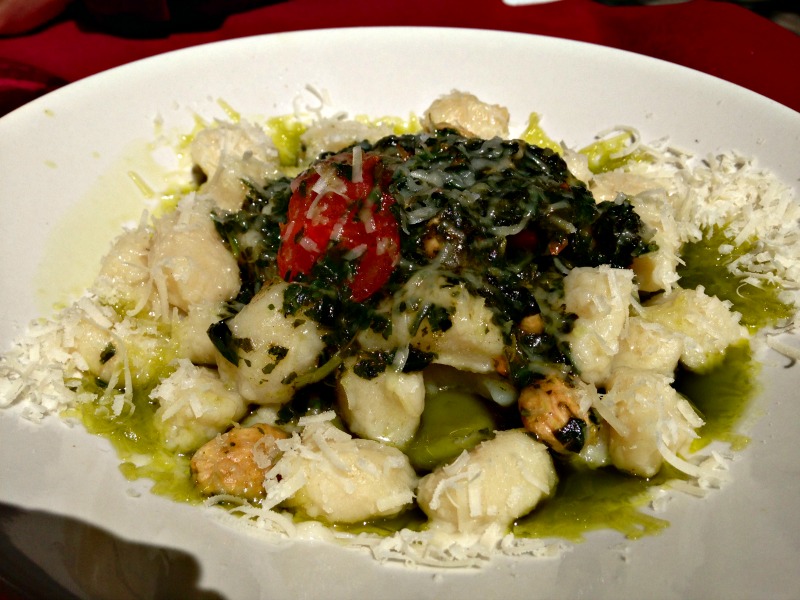 Gnocchi de patata y queso con salsa de pesto casera