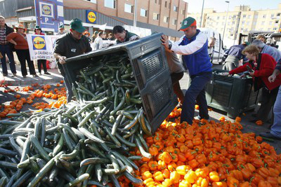 Agricultores tirando sus productos