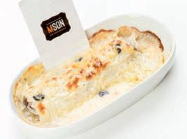 Caneló de carn de cérvol guisada amb xocolata, amb beixamel trufada.