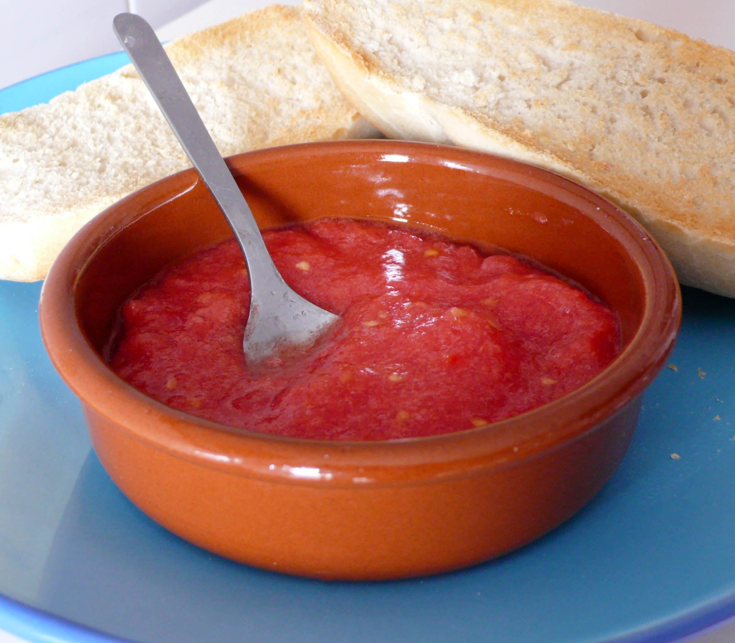 Aunque la pasta que te sirven como "tumaca" se parece a lo que tomamos aquí como un huevo a una castaña ;-P