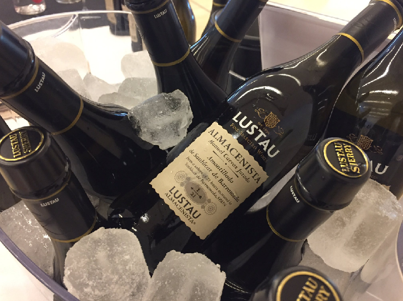 Bodegas Lustau ya tiene todos los vinos enfriando, ¿una copita?