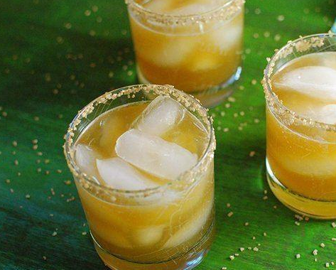 Whiskey + zumo de limón + miel = Fiebre del Oro