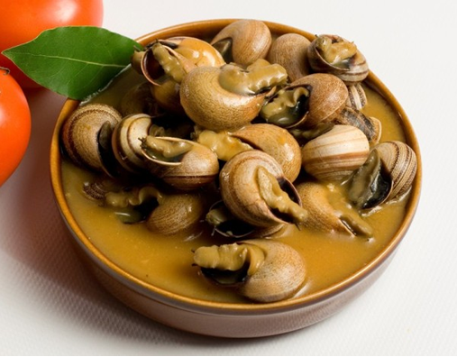 Caracoles en salsa... El mítico plato que en el extranjero se preguntan cómo tenemos tanto estómago para comerlos 