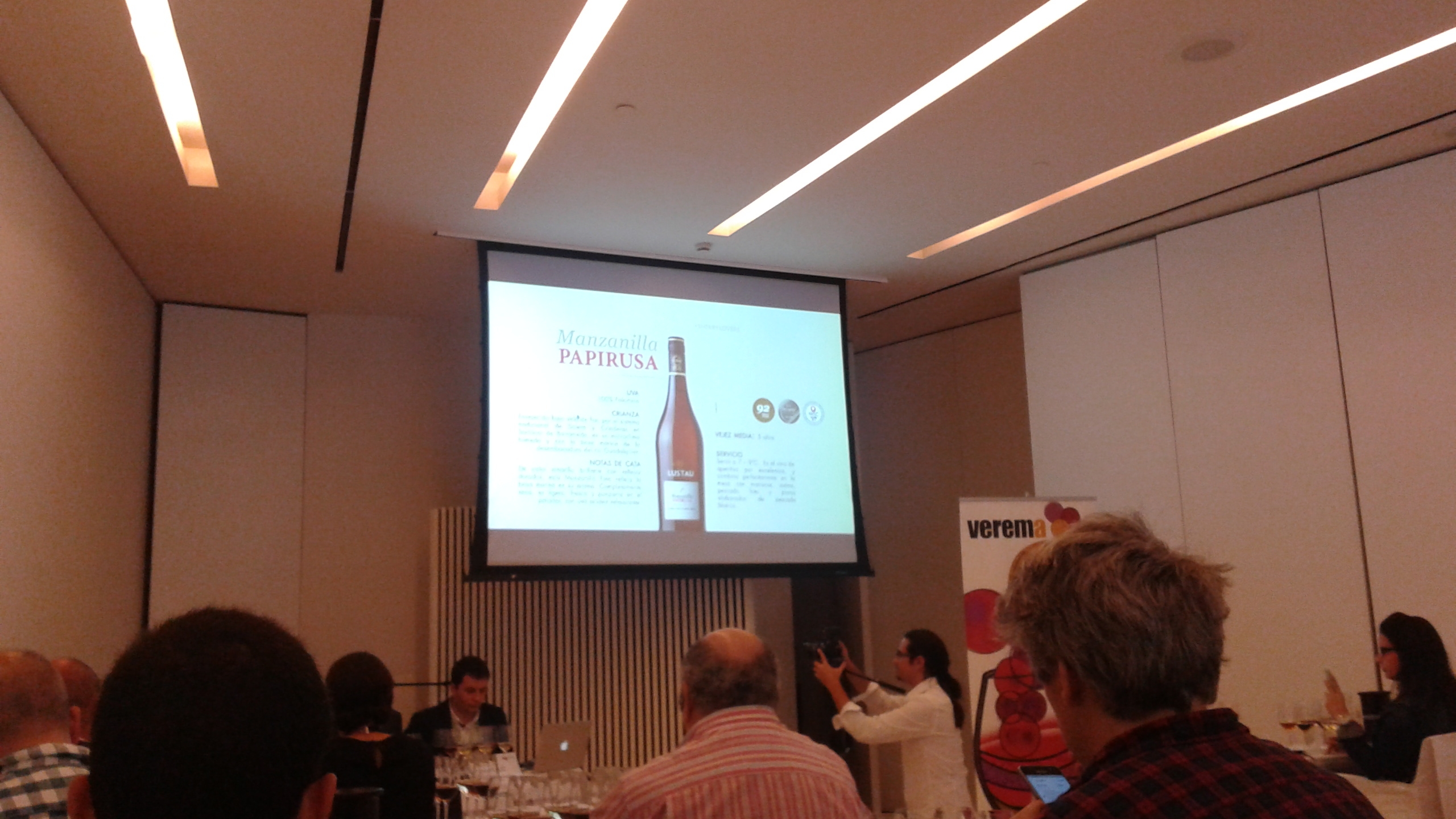 Cata de Bodegas Lustauu