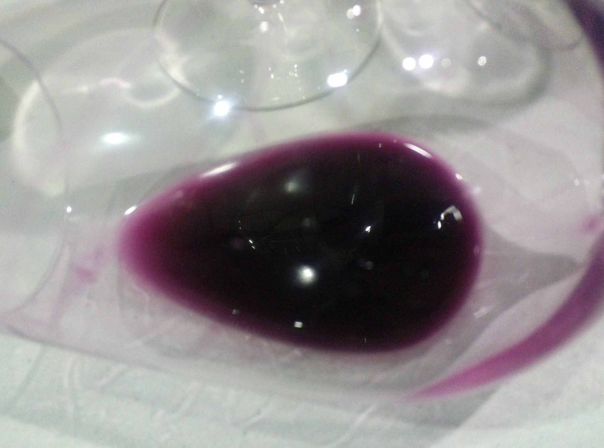Catando vino recién fermentado