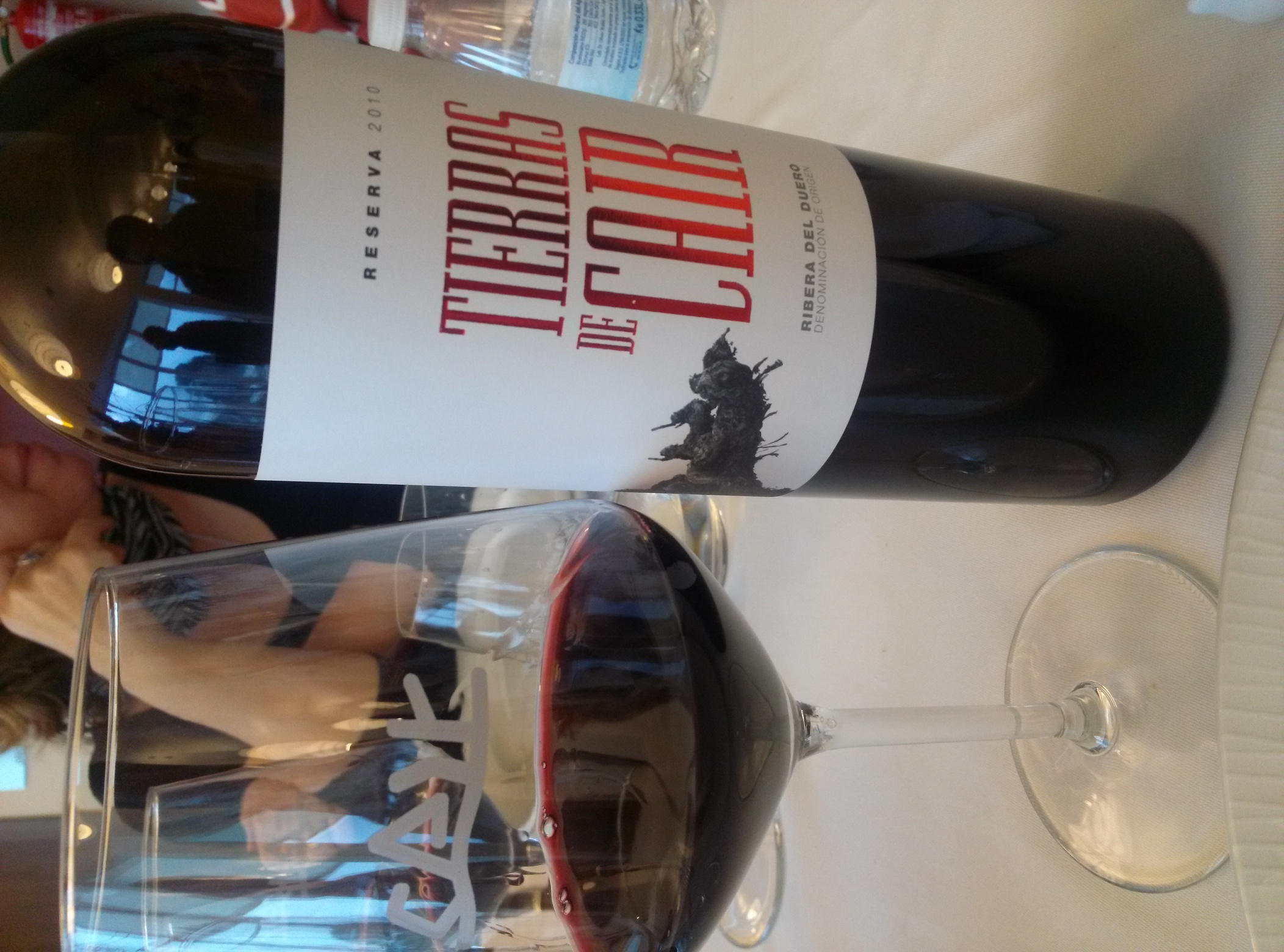 Para el plato fuerte (lechazo estupendo) tenemos uno de los vinazos de Cair: Tierras de Cair Reserva 2010