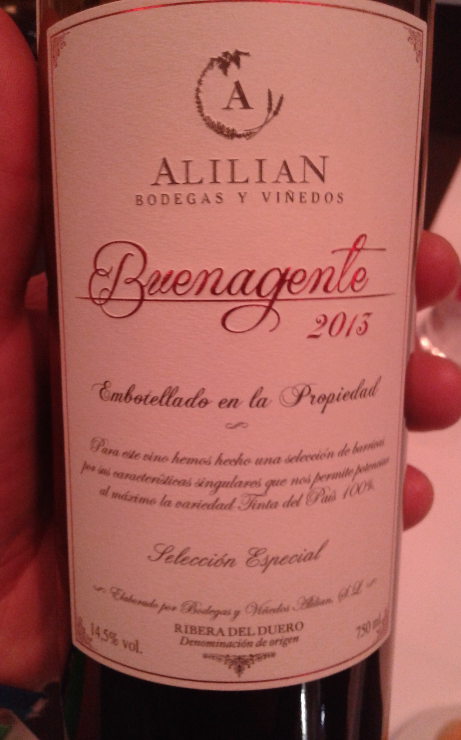 El Hermano mediano: más serio, más sobrio. Claramente, para beberlo en unos años. A pesar de una presencia de vino serio y bien elaborado. Verde todavía.