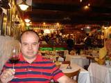 La brigada con una copa de Malbec