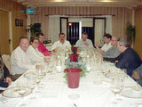 Paco, al fondo, junto al resto de comensales