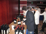 Álvaro Palacios supervisando los vinos de la cata