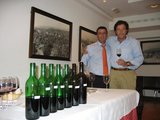 Juan Carlos Días y Pedro Aznar junto a las botellas catadas