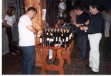 Gonzalo Lainez, Greg y Ricardo Marí descorchando las botellas para la cata bajo la mirada atenta de Nuria
