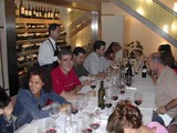 Carme, Toni, Chus Madrazo, Jorge Muga y Gaspar Linares (enfrente), junto al resto de comensales