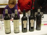 Isabel Mijares frente a los vinos de la cata