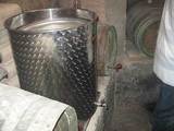 Depósitos de vino cosechero, dentro de las bodegas subterráneas