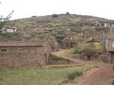 Vista desde el exterior de una parte de la montaña, donde se aprecian las entradas a las bodegas