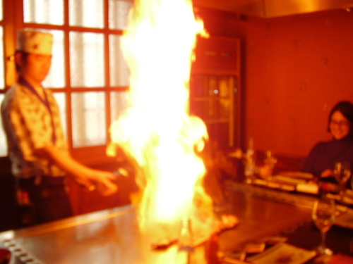 Tokio teppanyaki, el maestro prepara un solomillo