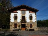 Restaurante Etxebarri El asador en la plaza del pueblo