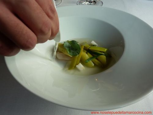 Mugaritz Puerro tierno asado en brasa de sarmientos bañado con un fondo de moluscos