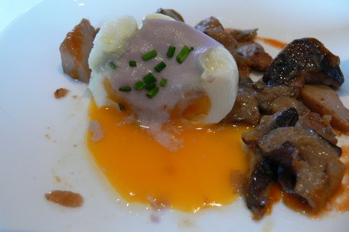 Montana Huevo de Corral Trufado con Setas, Cañaillas y Espuma de Patatas Violeta