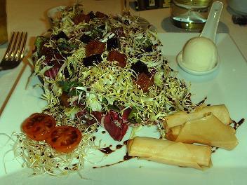Restaurante Arcs  Mezclum de lechugas con langostinos crujientes, gelatina de Ratafía, helado de parmesano y dados de membrillo 