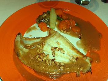 Arcs Suprema de Rodaballo con piñones tostados y salsa de Módena y verduritas al vapor 
