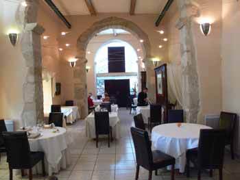 La table saint Crescent Vista interior del restaurante