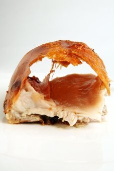 Coque Cochinillo masajeado con aceite antes de hornear