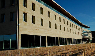 Fachada de Bodegas Arzuaga-Navarro junto con Hotel Arzuaga 