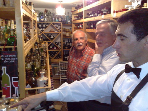 El Xato Bodega del Xato... en primer plano, Francisco.