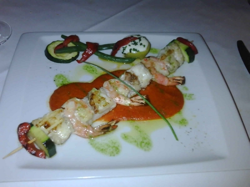 Restaurante La Villa Brocheta de rape , gambas y verduritas .