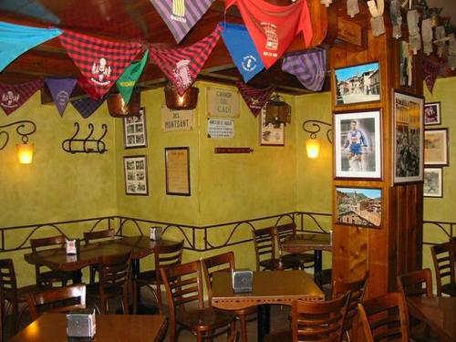 La esquinica Vista del comedor con las antiguas placas, de cuando estaba en un <i>esquinica</i>