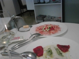 Entrantes ( carpaccio de pulpo , terrina de bacalao ) .