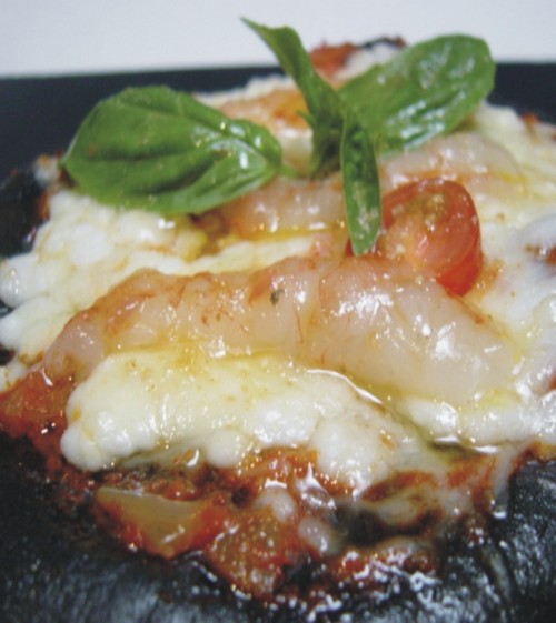 Pizza_de_gambas_con_la_masa_negra