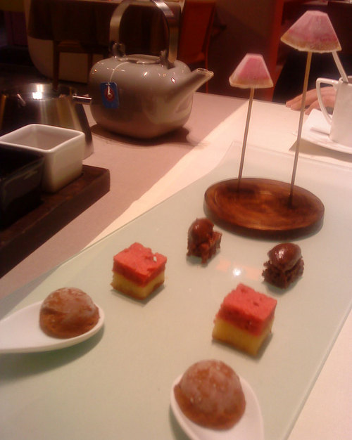 Restaurante Samsha Petit Fours: Polo de coca-cola y flor de cactus, esponja de chocolate con su cremoso, bizcocho de chocolate blanco y frambuesa y trufa helada de chocolate