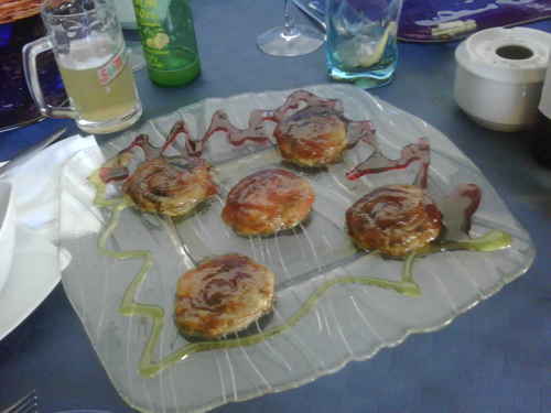 Restaurante La Granadella Milhojas de manzana y foie caramelizado .