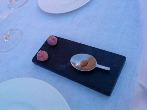 La Terraza del Casino en Madrid Los snacks Frambuesa caramelizada con wasabi y vinagre de frambuesa