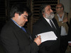 Juancho Asenjo tomando notas