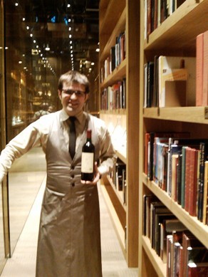 Monvínic en Barcelona César Cánovas -sumiller- junto a la fantástica biblioteca.
