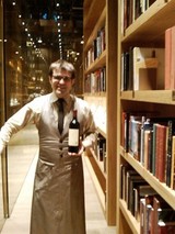 Restaurante en Barcelona César Cánovas -sumiller- junto a la fantástica biblioteca.