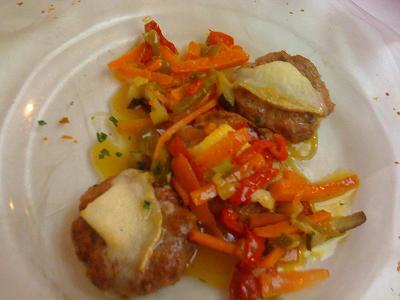 Restaurante El Pígal Mini-hamburguesas caseras con queso de cabra y mermelada casera de melocotón