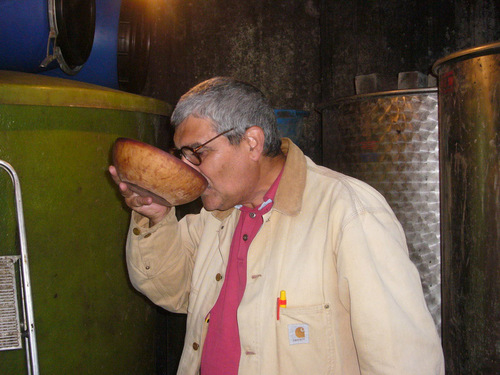 El_autor_bebiendo_del_cacho