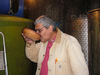 El_autor_bebiendo_del_cacho_thumb