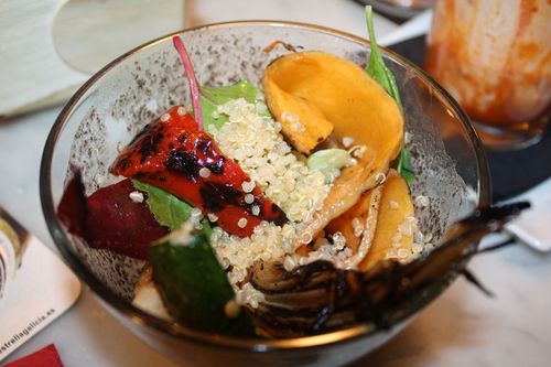 A Fuego Negro en San Sebastián / Donosti Ensalada sucia de verduras y 'parrilla'