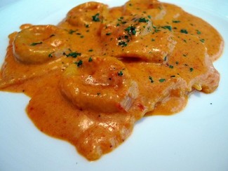 Ravioli de bacalao con crema de pimiento rojo