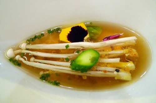 Apicius en Valencia sopa de marisco con enoki