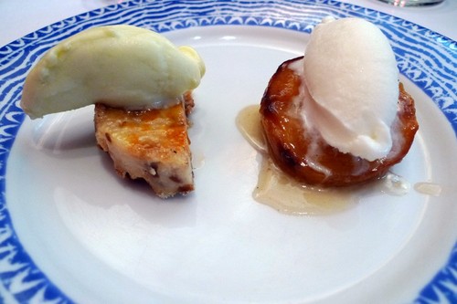 Thalassa helado de romero con melocoton asado y torrija con helado de aceite