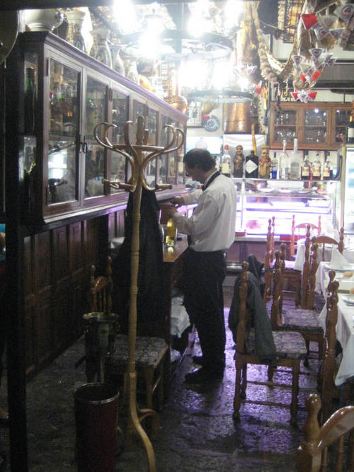 Restaurante Bodega Cigaleña oficiando..