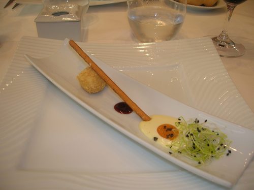 Restaurante La Oronja Aperitivo.Un snack de queso que simulaba un huevo frito en miniatura